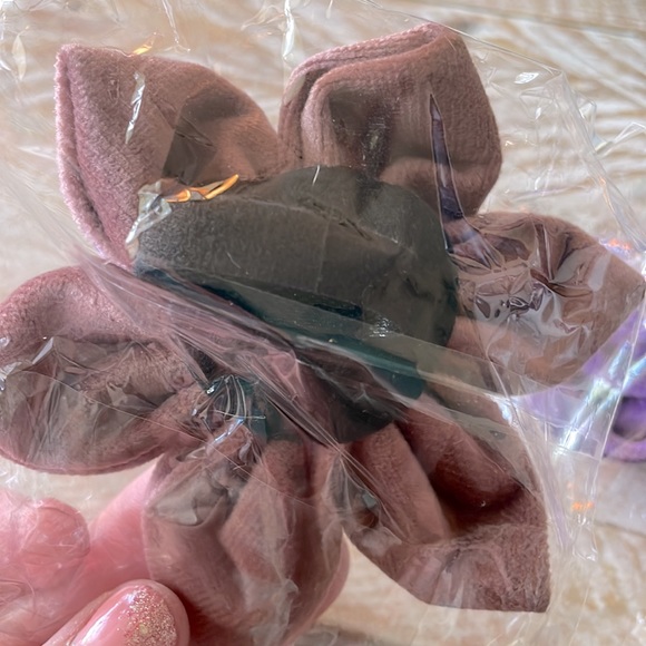 🐾🌸2 Velvet Flower Collar Bows for $16🌸🐾 🆕 - Picture 5 of 5